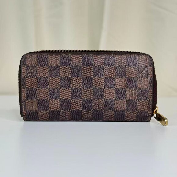 Louis Vuitton Damier Ebene Wallet with Classic Checkered Design - Picture 2 of 9